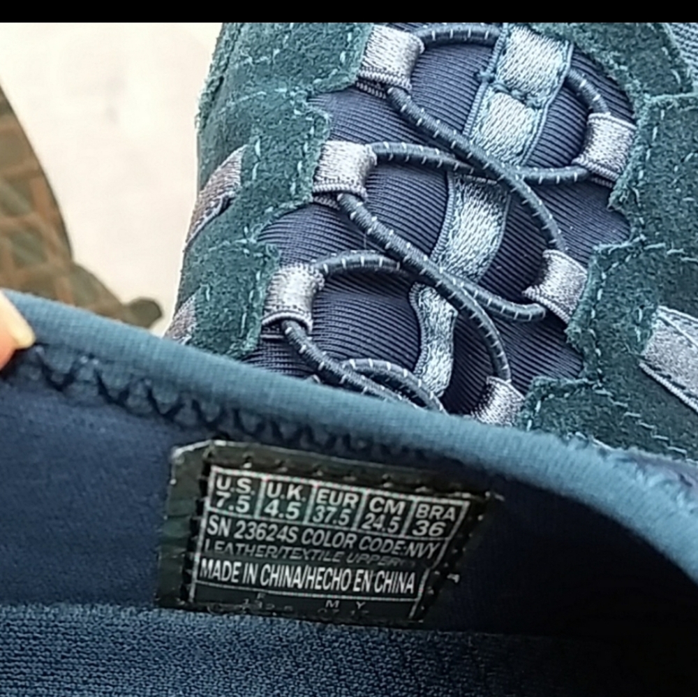 Sketchers Tennis shoes